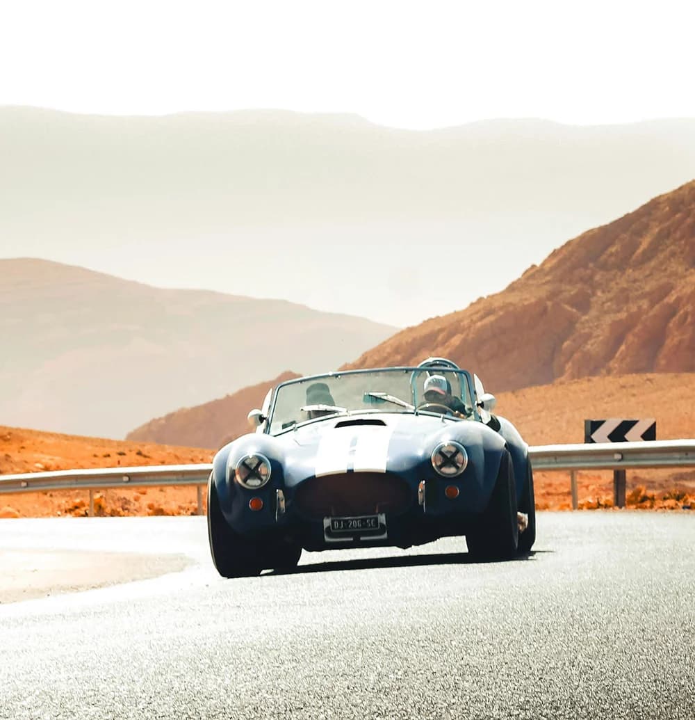 AC Cobra 427 bleue, capot ouvert sur le V8 Ford, carrosserie aluminium