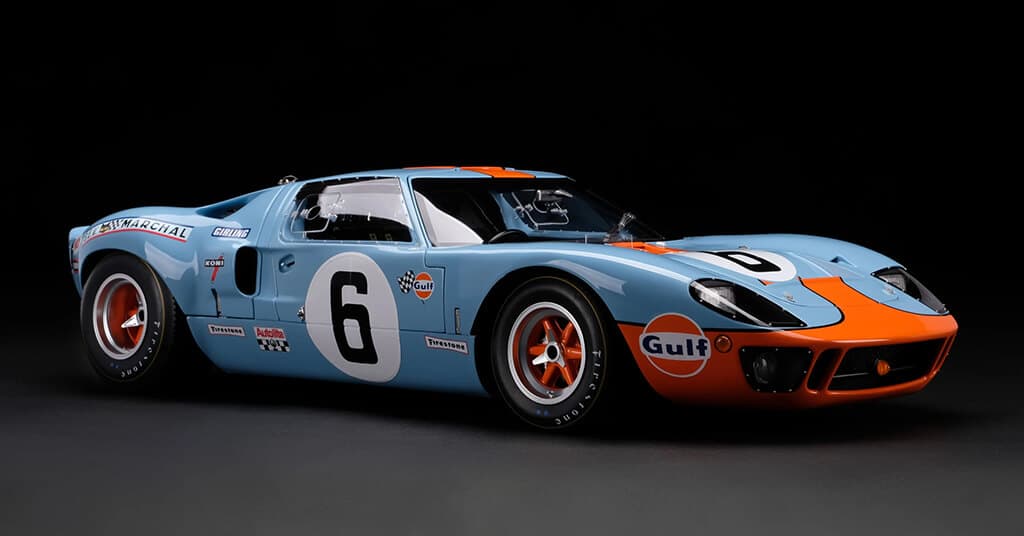 Ford GT40 rouge sur circuit, carrosserie basse et profilée