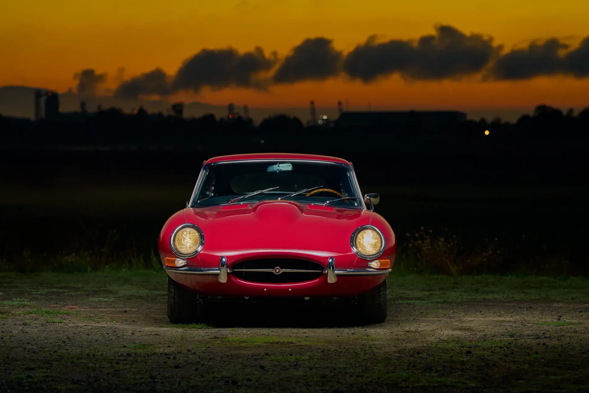 Jaguar Type E Série 1 coupé, vue trois-quarts avant, carrosserie gris argent