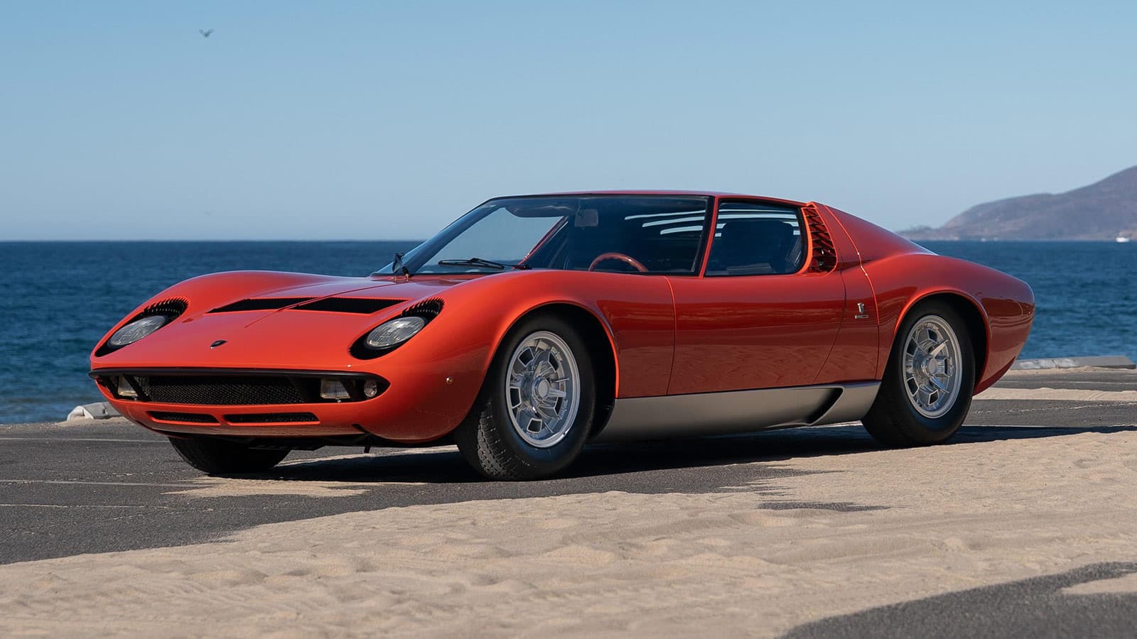 Lamborghini Miura P400 orange, vue trois-quarts avant, carrosserie Bertone