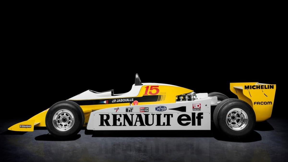 Renault RS 01 jaune et noire sur circuit, livrée Renault Sport Trophy